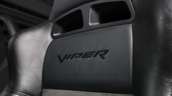 Used-2004-Dodge-Viper-SRT-10